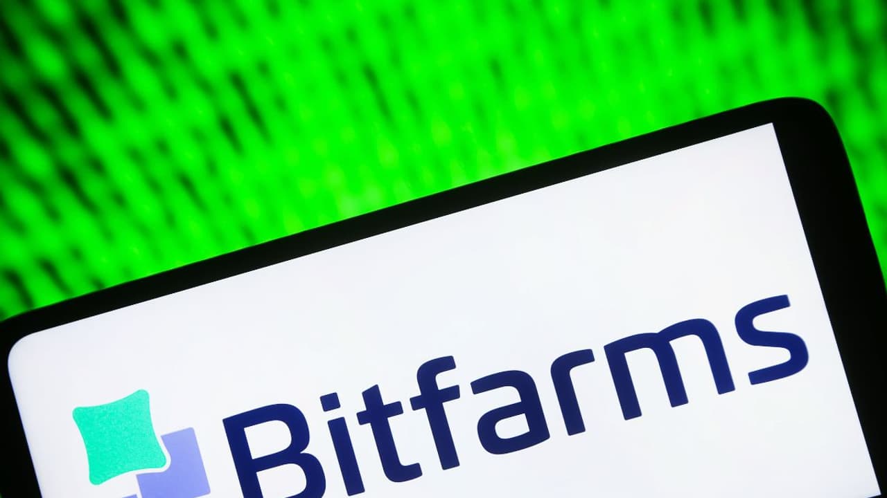 Bitcoin Mining Woes Drag Bitfarms Stock To 1-Year Low Amid Crypto Rout: Retail Sentiment Splinters
