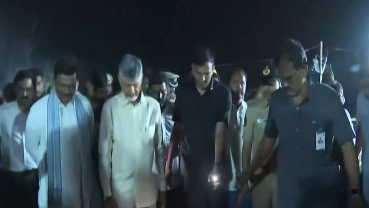 Chief Minister Chandrababu Naidu visited the fireworks accident victims (Photo/ Telugu Desam Party Official) Chief Minister Chandrababu Naidu visited the fireworks accident victims (Photo/ Telugu Desam Party Official)