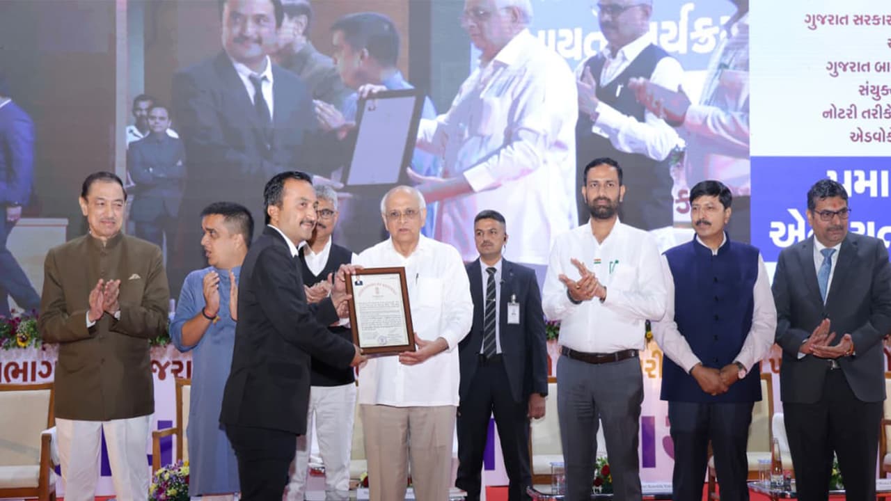 Gujarat Chief Minister Bhupendra Patel presented certificates to advocates (Photo/X@Bhupendrapbjp) Gujarat Chief Minister Bhupendra Patel presented certificates to advocates (Photo/X@Bhupendrapbjp)