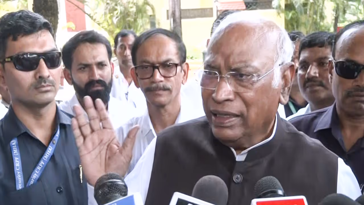 Congress chief Mallikarjun Kharge (File Photo/ANI) Congress chief Mallikarjun Kharge (File Photo/ANI)