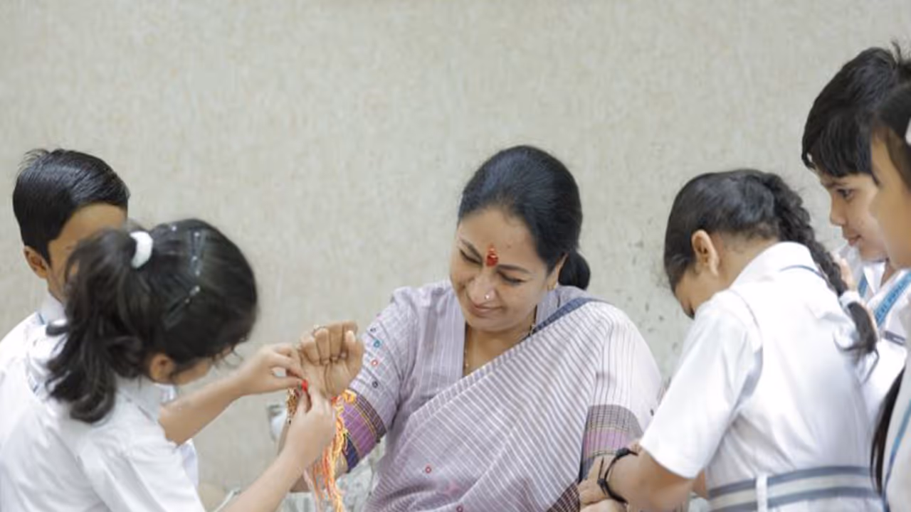 Delhi CM celebrating Raksha Bandhan with children (Photo:X/@gupta_rekha) Delhi CM celebrating Raksha Bandhan with children (Photo:X/@gupta_rekha)
