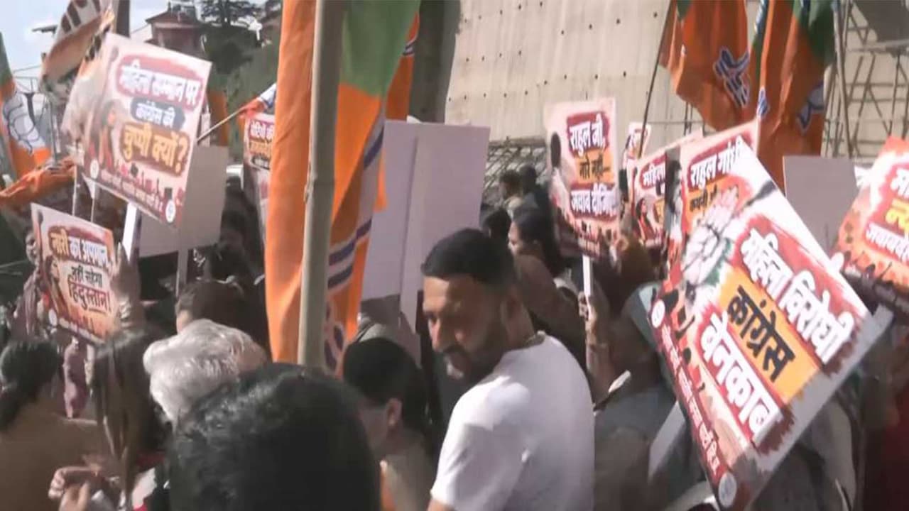 BJP Mahila Morcha holds protest (Photo/ANI) BJP Mahila Morcha holds protest (Photo/ANI)