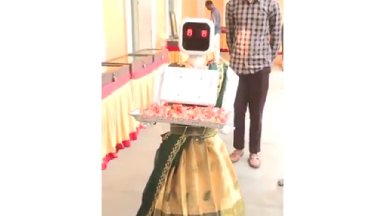 Humanoid Robot “Nila” at Polling Booth in Puducherry (Photo/ANI) Humanoid Robot “Nila” at Polling Booth in Puducherry (Photo/ANI)