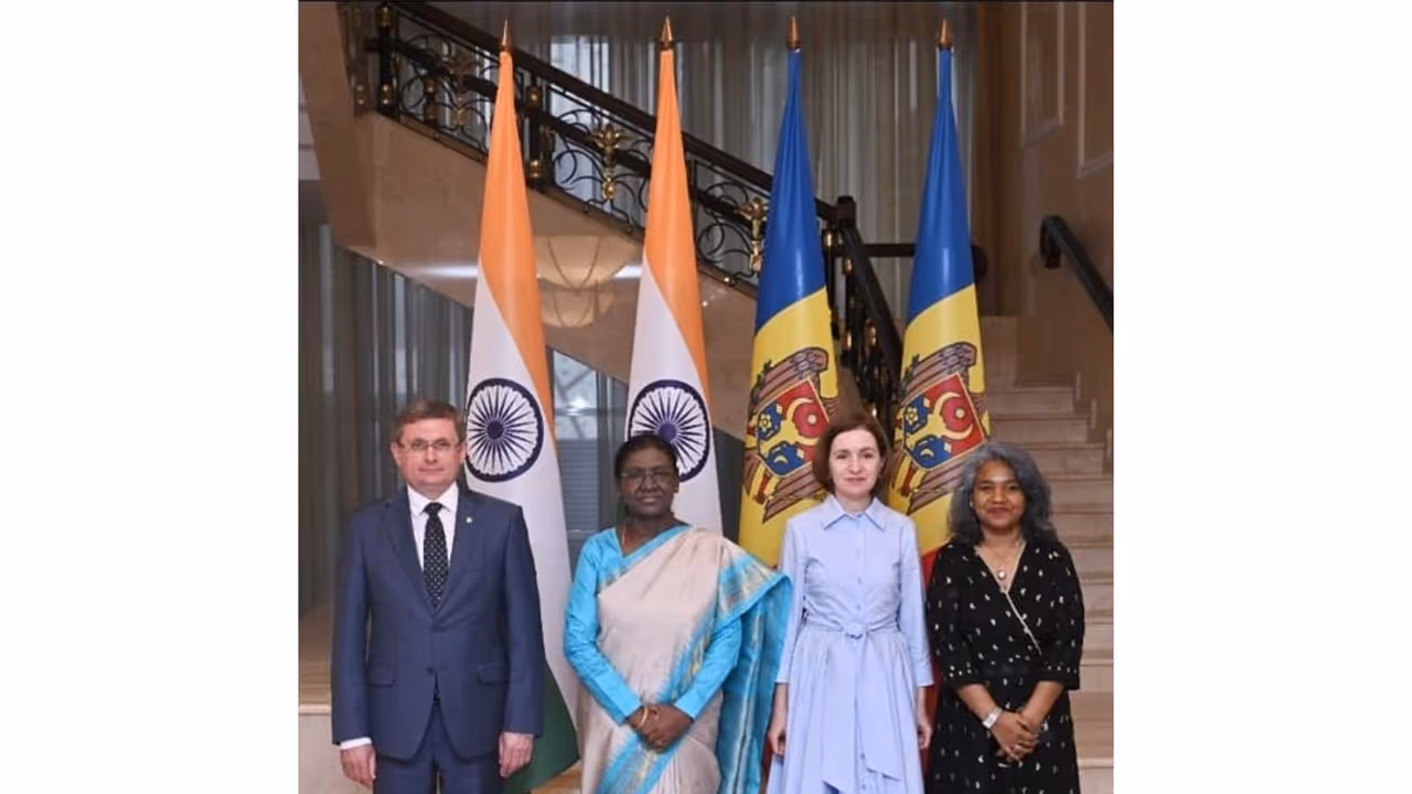 President Droupadi Murmu attends banquet hosted in her honour by Moldovian President Maia Sandu (Photo/X@rashtrapatibhvn) President Droupadi Murmu attends banquet hosted in her honour by Moldovian President Maia Sandu (Photo/X@rashtrapatibhvn)