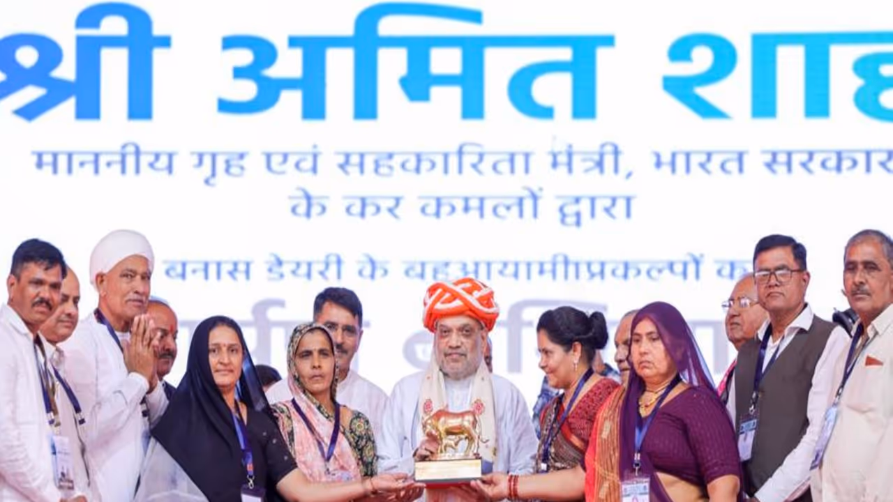 Amit Shah inaugurates newly constructed Bio CNG and Fertilizer Plant by Banas Dairy in Gujarat (Photo: PIB/Ministry of Cooperation)