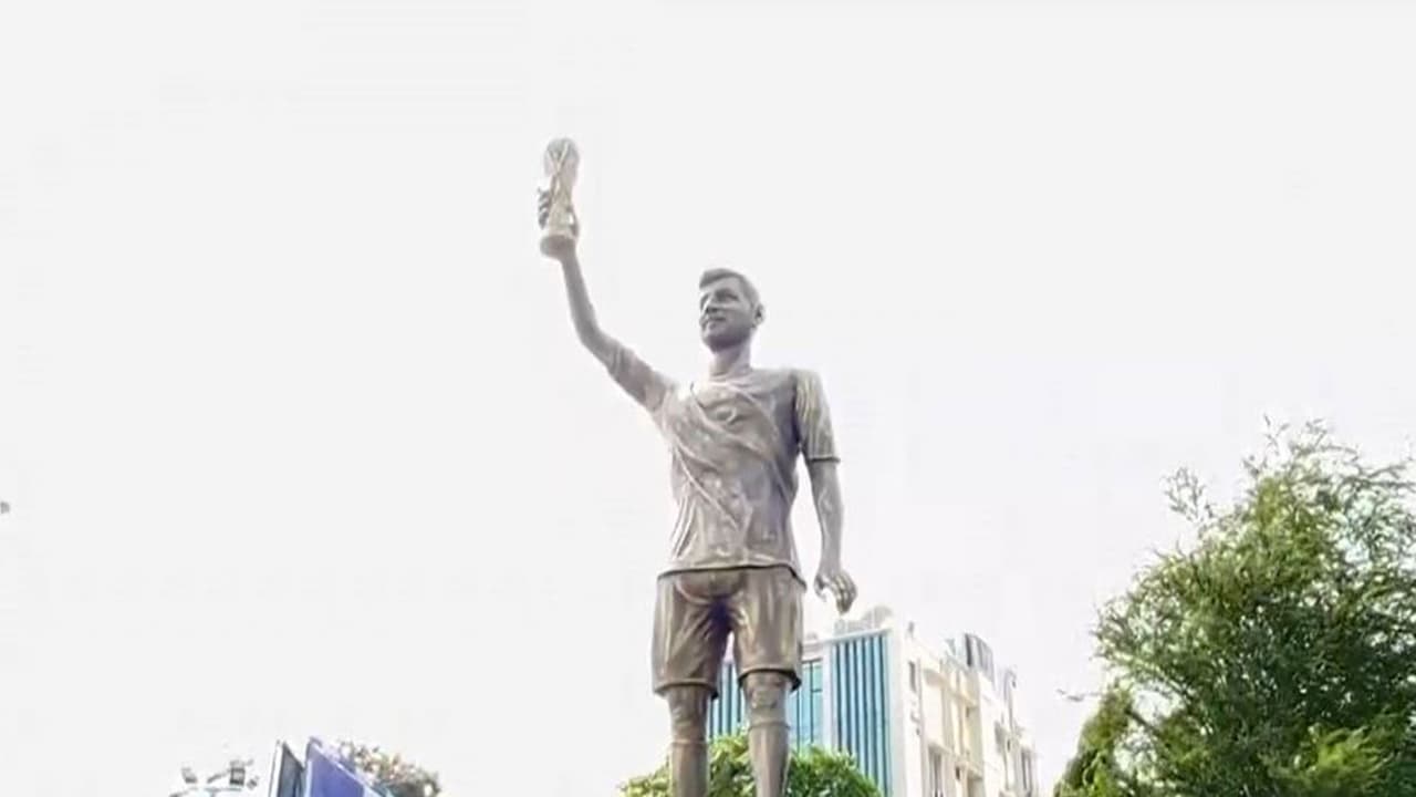 Lionel Messi statue in Kolkata (Photo/ANI) Lionel Messi statue in Kolkata (Photo/ANI)