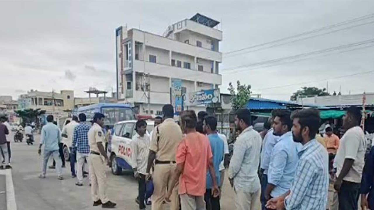 Telangana Police stop KTR convoy en route to Kannepalli Pump House (Photo/BRS Party) Telangana Police stop KTR convoy en route to Kannepalli Pump House (Photo/BRS Party)
