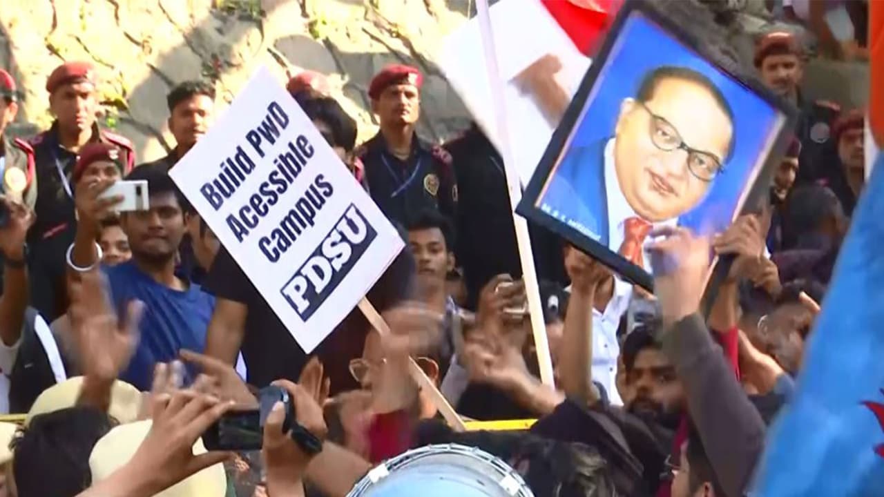 Clash breaks out between JNU student protestors and police personnel (Photo/ANI) Clash breaks out between JNU student protestors and police personnel (Photo/ANI)