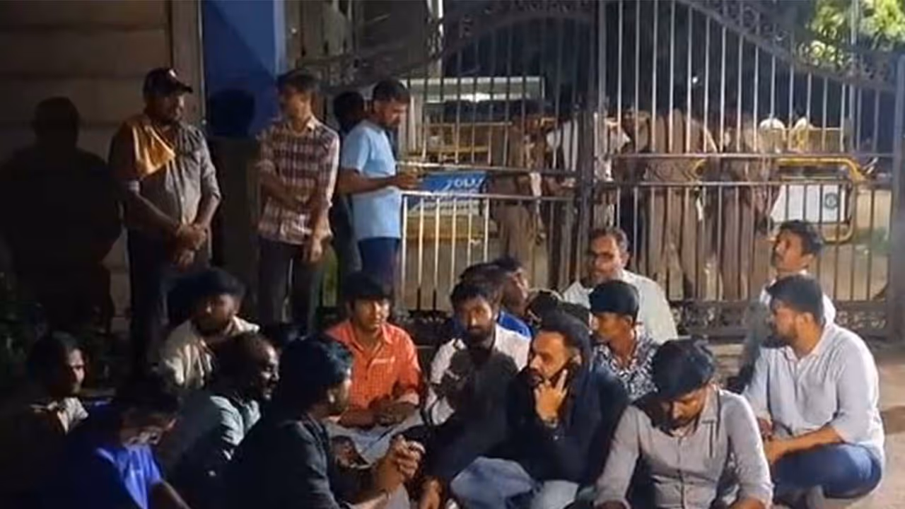 Congress's Jignesh Mevani stages dharna (Photo/ANI) Congress's Jignesh Mevani stages dharna (Photo/ANI)