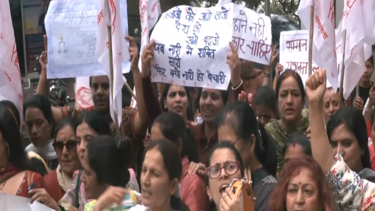 AIDWA Women demand implementation of Women's Reservation Act (Photo/ANI) AIDWA Women demand implementation of Women's Reservation Act (Photo/ANI)