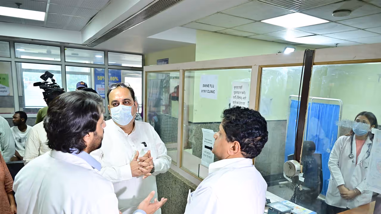 Delhi Health Minister inspects H1N1 preparedness at Dwarka hospital (Photo/Release) Delhi Health Minister inspects H1N1 preparedness at Dwarka hospital (Photo/Release)