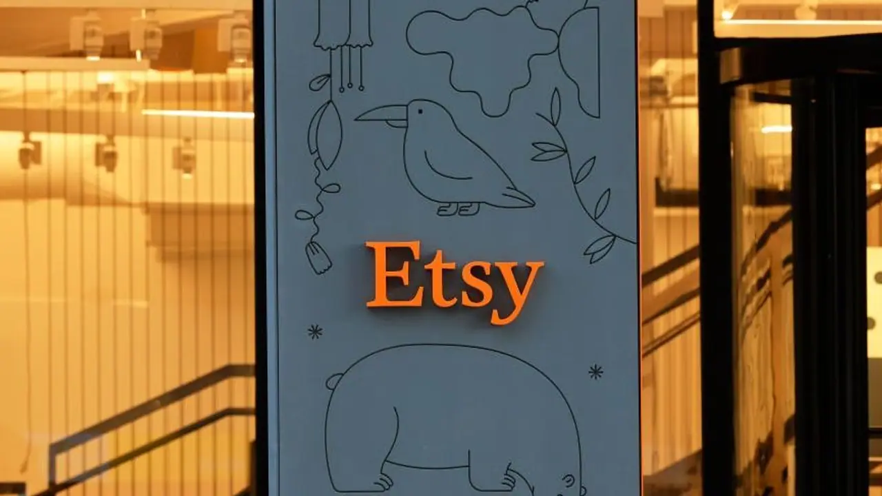 Etsy Stock Plummets After Weak Consumer Spending Hurts Q4 Revenues: Retail Sentiment Sours Etsy Stock Plummets After Weak Consumer Spending Hurts Q4 Revenues: Retail Sentiment Sours