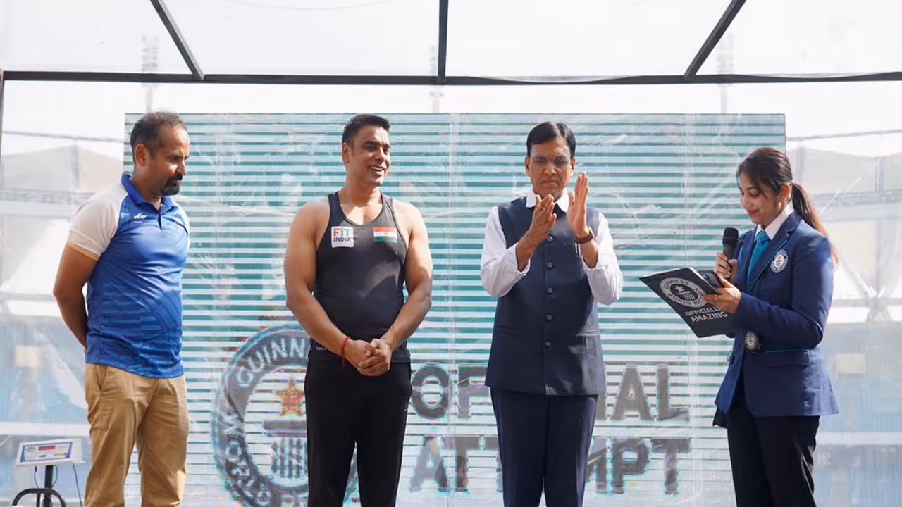 Rohtash Chaudhary with Sports Minister Mansukh Mandaviya (Photo: SAI Media) 