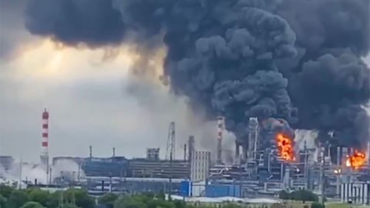 Thick plumes of smoke with flames rise from an oil refinery (Photo/X@ZelenskyyUa) Thick plumes of smoke with flames rise from an oil refinery (Photo/X@ZelenskyyUa)