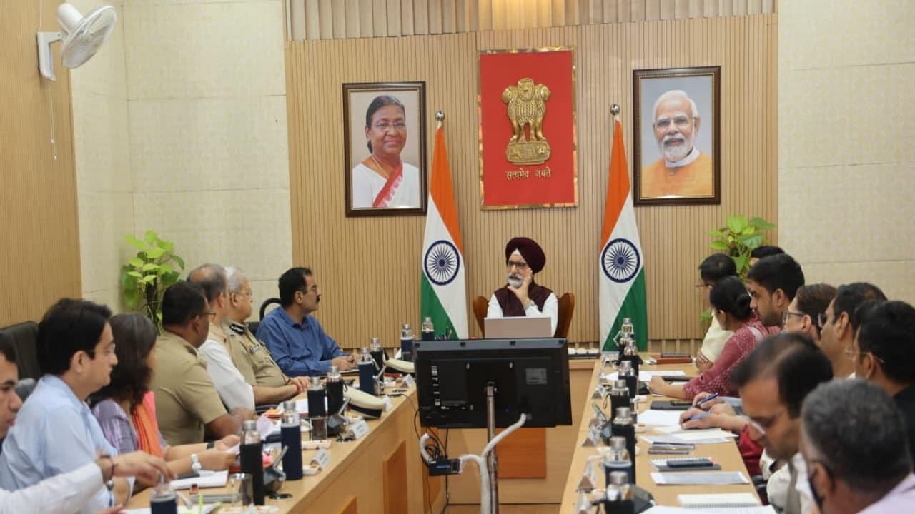 Delhi LG chairs meeting with Chief Secretary, Commissioner of Police (Delhi), and other senior officials (Photo/X@LtGovDelhi) Delhi LG chairs meeting with Chief Secretary, Commissioner of Police (Delhi), and other senior officials (Photo/X@LtGovDelhi)