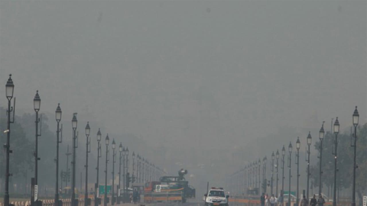 View of smog covered Kartavya Path (Photo/ANI) View of smog covered Kartavya Path (Photo/ANI)