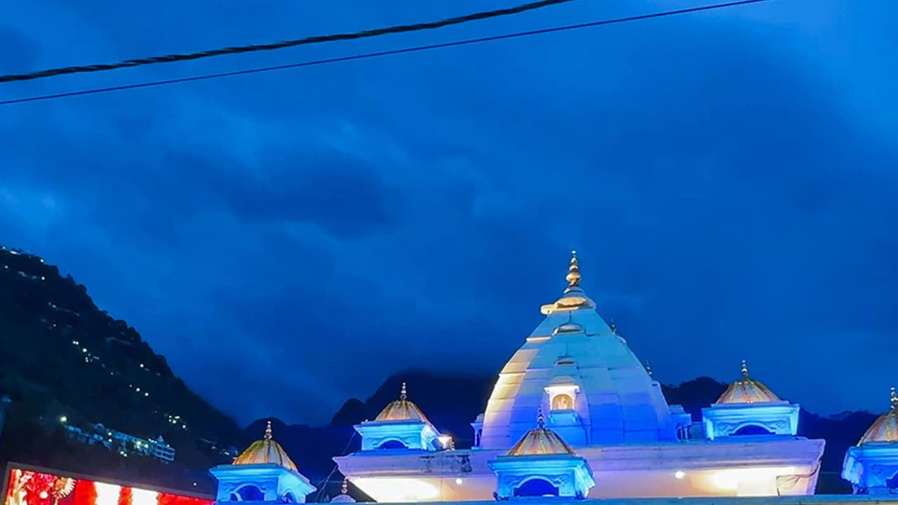 Illuminated view of the main gate of Shri Mata Vaishno Devi Temple (Photo/ANI) Illuminated view of the main gate of Shri Mata Vaishno Devi Temple (Photo/ANI)