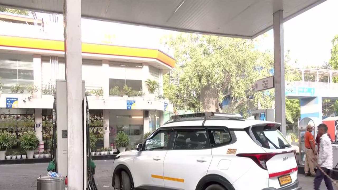 Visual from Moti Bagh Petrol Pump in Delhi (Photo/ANI) Visual from Moti Bagh Petrol Pump in Delhi (Photo/ANI)