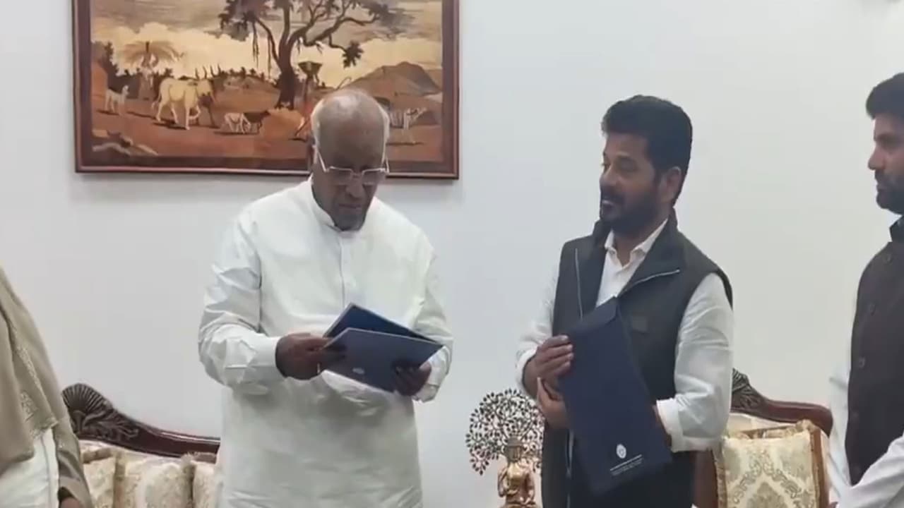 Telangana CM Revanth Reddy meets Cong President Mallikarjun Kharge (Photo/ANI) Telangana CM Revanth Reddy meets Cong President Mallikarjun Kharge (Photo/ANI)