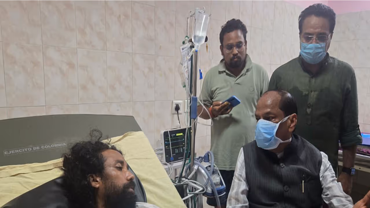 Former Jharkhand Chief Minister Raghubar Das met student leader Devendra Nath Mahto (Photo/X@DevendraNathMa9) Former Jharkhand Chief Minister Raghubar Das met student leader Devendra Nath Mahto (Photo/X@DevendraNathMa9)