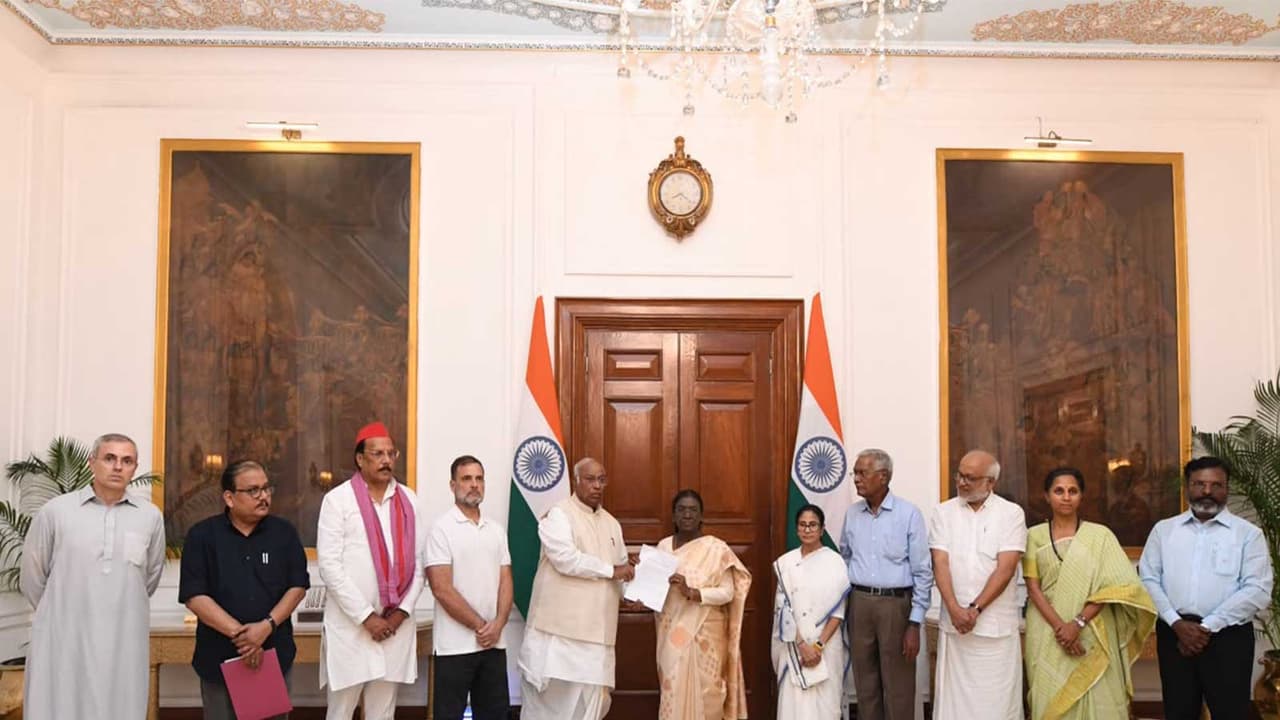 INDIA bloc submits memorandum to President Murmu (Photo/x/@RahulGandhi) INDIA bloc submits memorandum to President Murmu (Photo/x/@RahulGandhi)