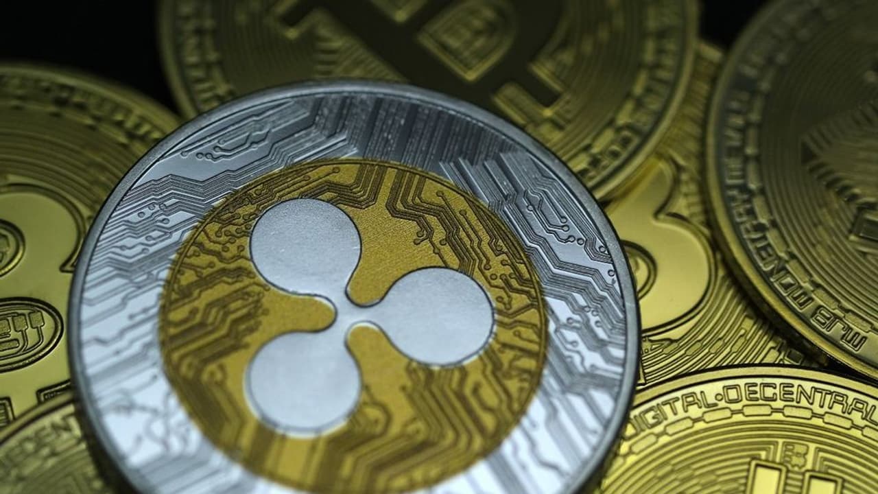 https://stocktwits.com/news articles/markets/cryptocurrency/ripple s 500 m share sale draws wall street giants/cLIYUJcREmp