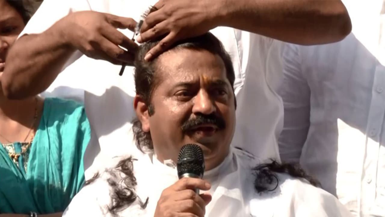 BJP MLA Ram Kadam getting a haircut (Photo/ANI) BJP MLA Ram Kadam getting a haircut (Photo/ANI)