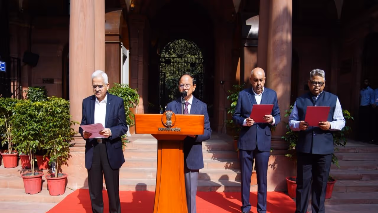PMO officials join reading of preamble on Constitution Day (Photo: PMO India/X)) PMO officials join reading of preamble on Constitution Day (Photo: PMO India/X))