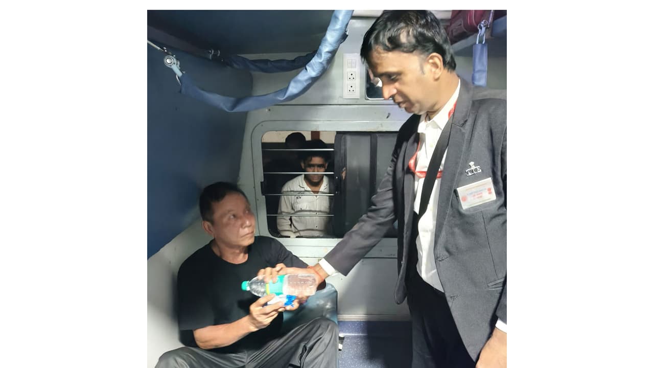 Officials providing relief (Photo/ANI) Officials providing relief (Photo/ANI)