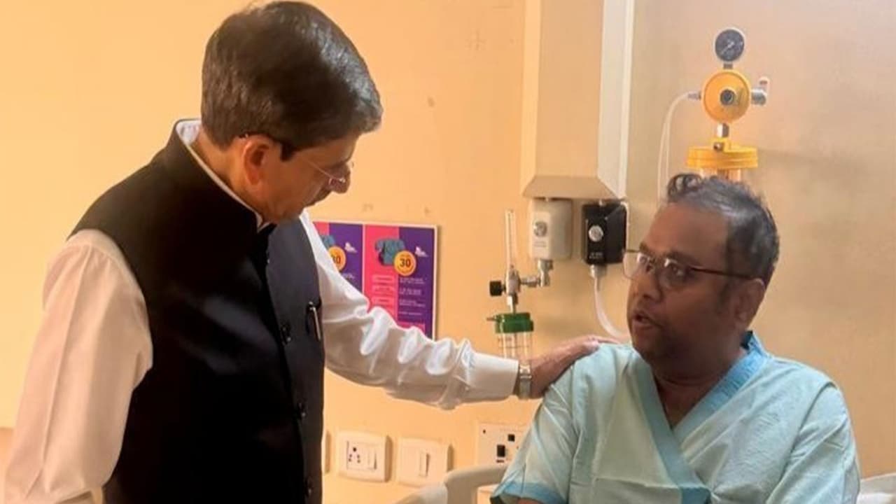 WB Governor RN Ravi visits Kolkata pandal stampede victims at hospital (Photo/@lokbhavan_wb) WB Governor RN Ravi visits Kolkata pandal stampede victims at hospital (Photo/@lokbhavan_wb)