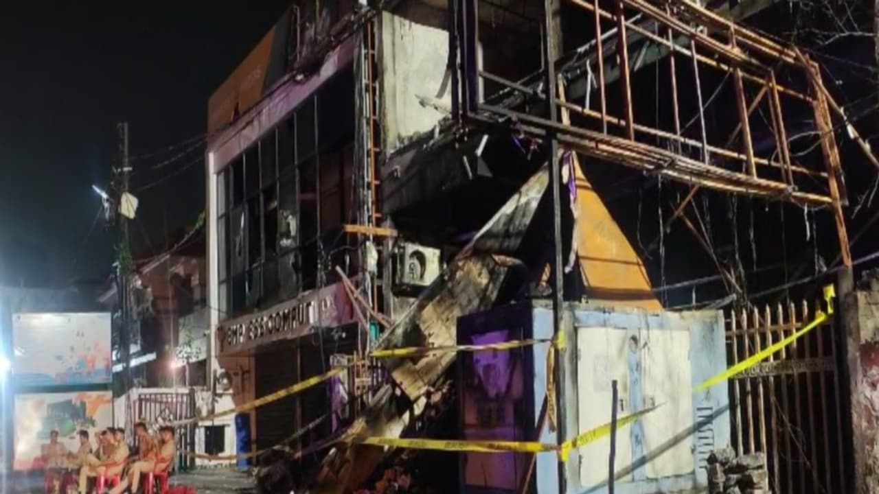 Lucknow Police have sealed the building that caught fire in the Aliganj PS area (Photo/ANI) Lucknow Police have sealed the building that caught fire in the Aliganj PS area (Photo/ANI)