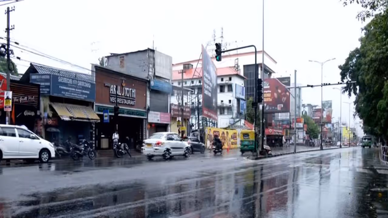 Visuals of rain lashing parts of Keralam (Photo/ANI) Visuals of rain lashing parts of Keralam (Photo/ANI)