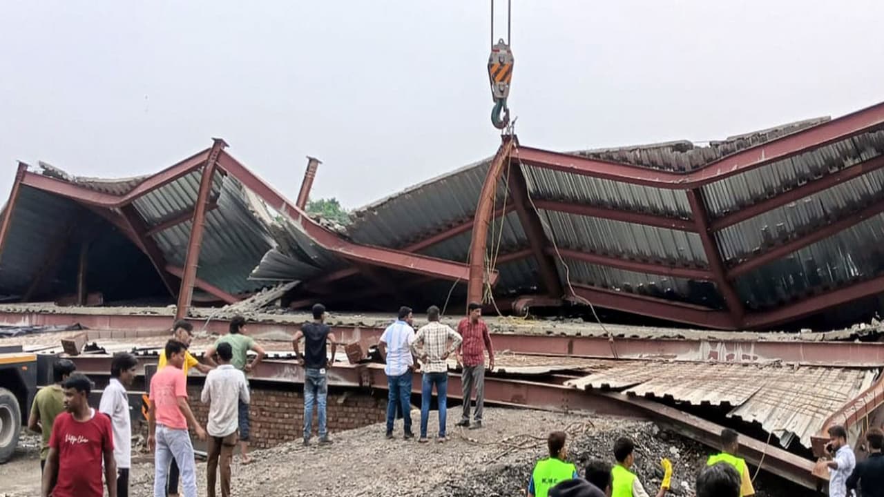 Search and rescue operation underway at the site where an under construction godown shed collapsed in Taratala, Kolkata (Photo/ANI) Search and rescue operation underway at the site where an under construction godown shed collapsed in Taratala, Kolkata (Photo/ANI)
