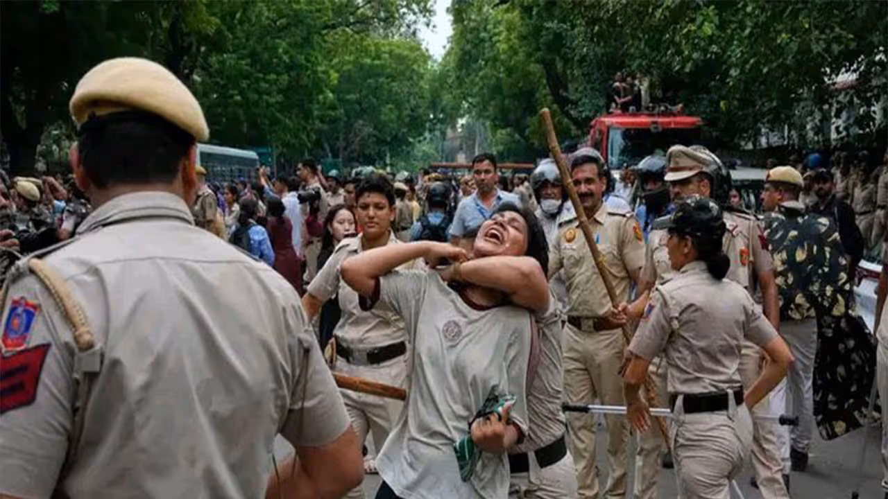 Visual shows Delhi Police personnel detaining a protester during a march towards Parliament in New Delhi on July 20 (Photo: x/@rautsanjay61) Visual shows Delhi Police personnel detaining a protester during a march towards Parliament in New Delhi on July 20 (Photo: x/@rautsanjay61)
