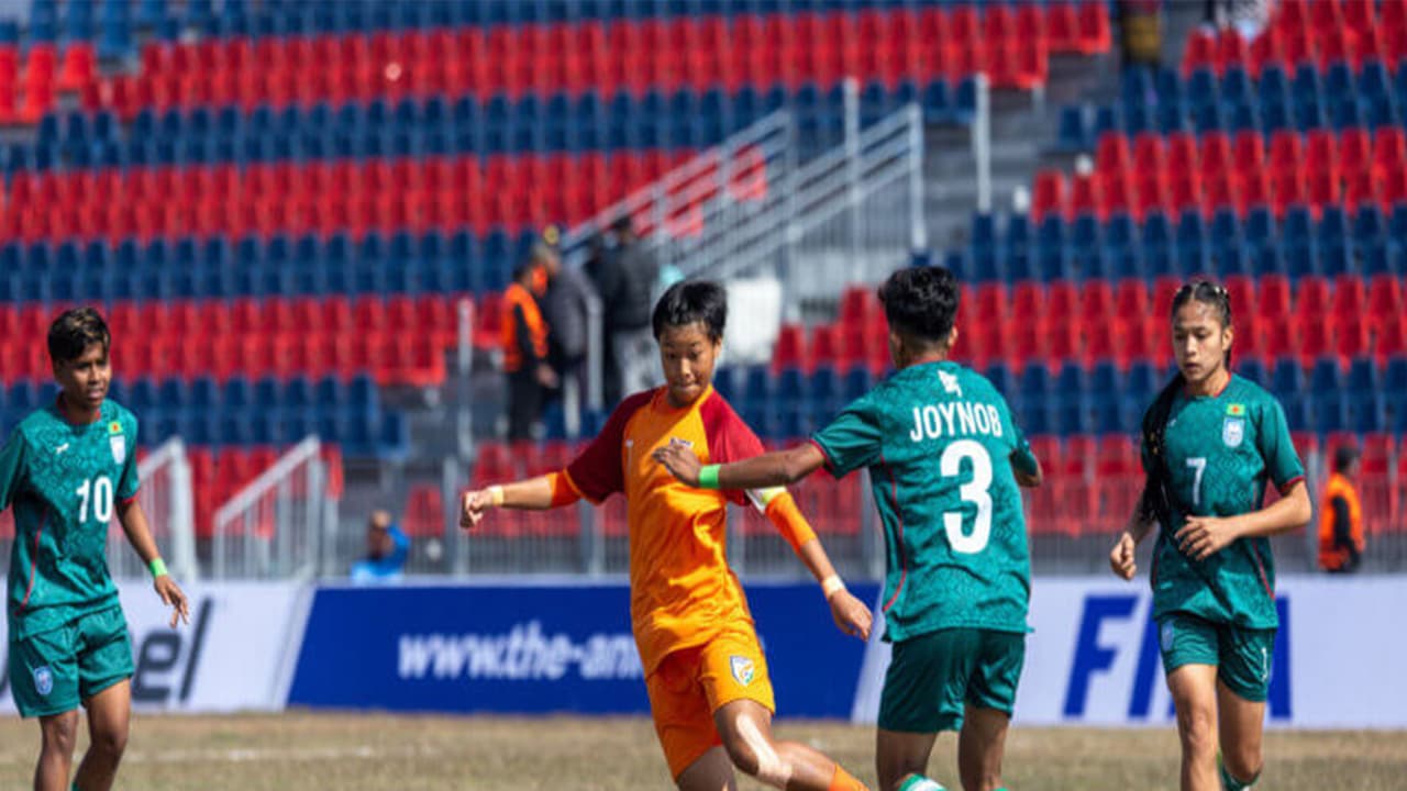India and Bangladesh teams in action. (Photo: AIFF Media) India and Bangladesh teams in action. (Photo: AIFF Media)