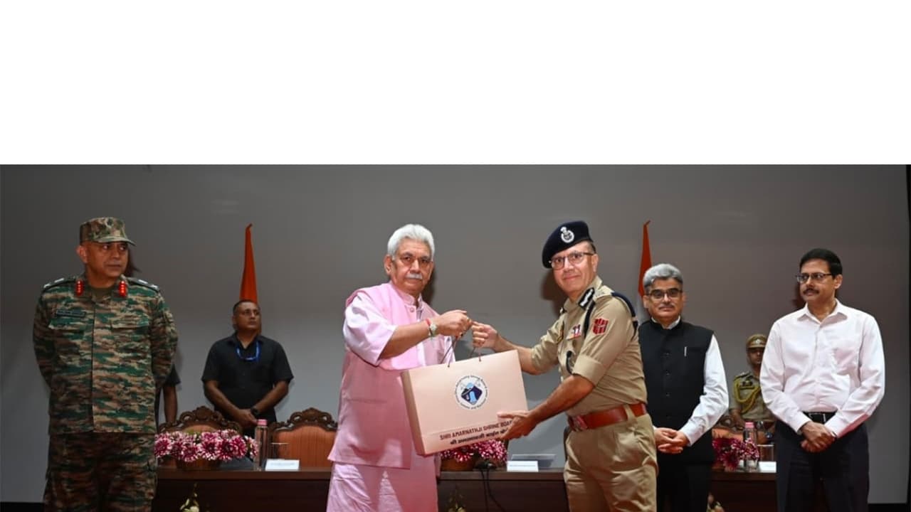 LG Sinha felicitates stakeholders for successful conduct of Amarnath Yatra (Photo/Lok Bhawan) LG Sinha felicitates stakeholders for successful conduct of Amarnath Yatra (Photo/Lok Bhawan)