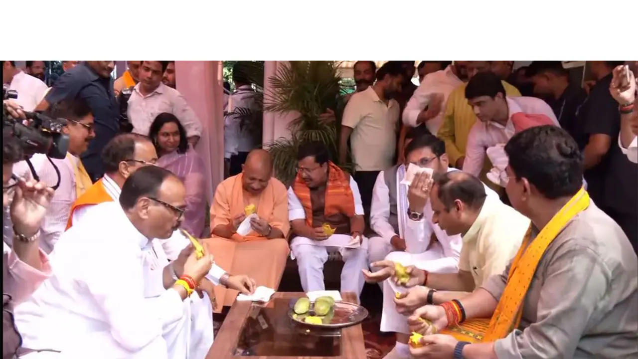 BJP leaders enjoying mangoes at Deputy CM Brijesh Pathak's residence in Lucknow. (Photo/ANI) BJP leaders enjoying mangoes at Deputy CM Brijesh Pathak's residence in Lucknow. (Photo/ANI)