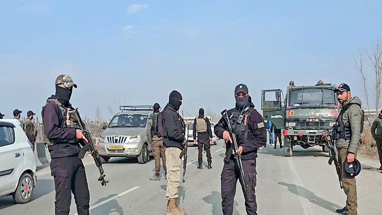 Baramulla Police officials conducts joint operation with 52 RR (Photo/ANI) Baramulla Police officials conducts joint operation with 52 RR (Photo/ANI)