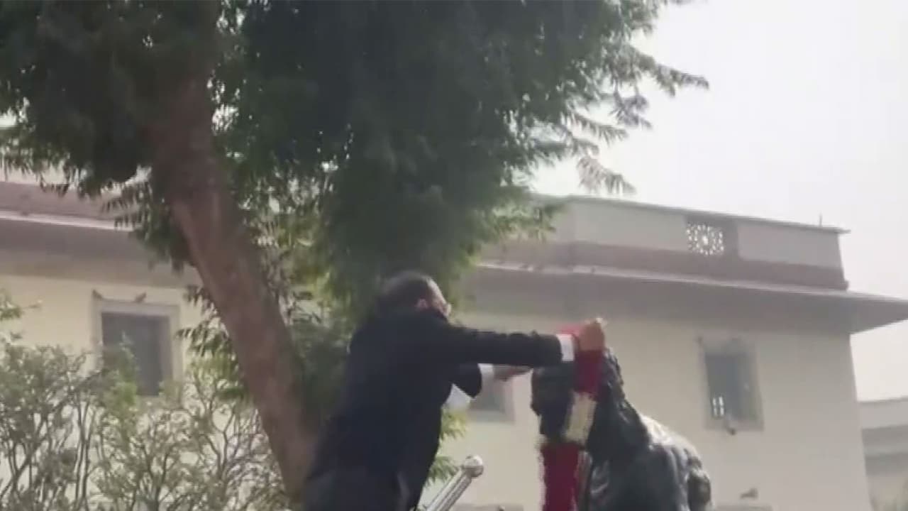 CJI Surya Kant paying floral tributes to Mahatma Gandhi at Rashtrapati Bhawan in New Delhi. (Photo/ANI) CJI Surya Kant paying floral tributes to Mahatma Gandhi at Rashtrapati Bhawan in New Delhi. (Photo/ANI)