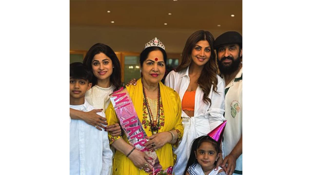 Shilpa Shetty with her family (Photo/Instagram/@theshilpashetty) Shilpa Shetty with her family (Photo/Instagram/@theshilpashetty)