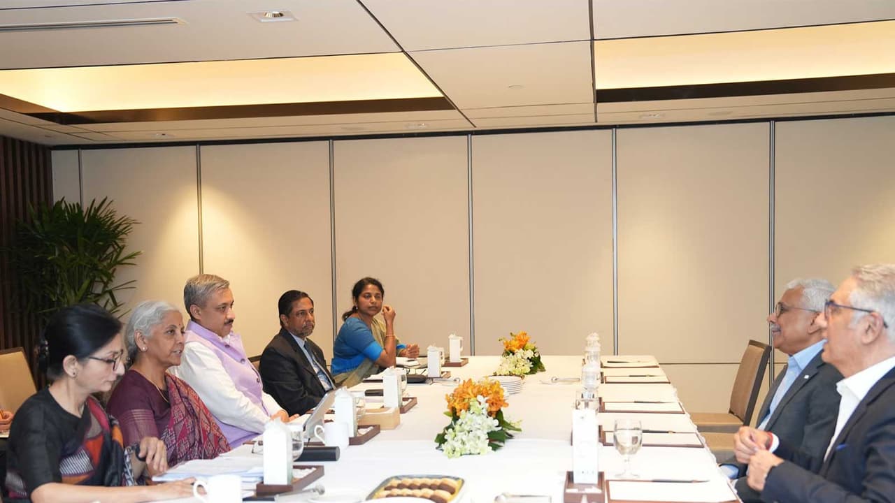 Sithraman during meeting with executives in Singapore (Photo/@FinMin) Sithraman during meeting with executives in Singapore (Photo/@FinMin)
