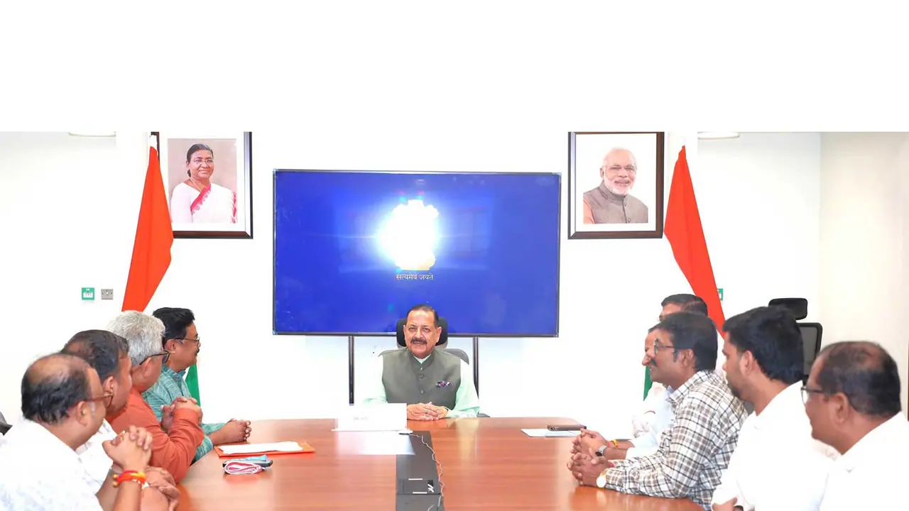 Union Minister of State Jitendra Singh interacting with a delegation of postal employee representatives (Photo: x/@DrJitendraSingh) Union Minister of State Jitendra Singh interacting with a delegation of postal employee representatives (Photo: x/@DrJitendraSingh)