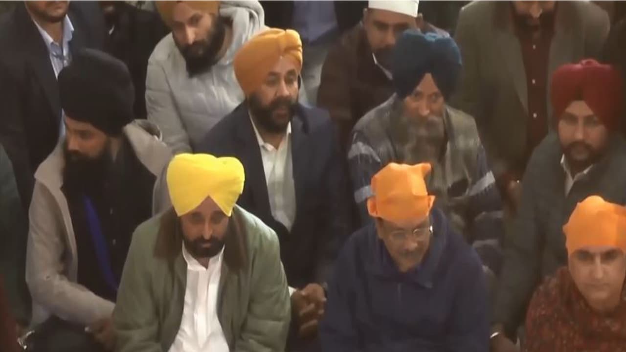 Punjab CM Bhagwant Mann and AAP national convener Arvind Kejriwal at Gurdwara Chatti Patshahi in Srinagar. (Photo/ANI) Punjab CM Bhagwant Mann and AAP national convener Arvind Kejriwal at Gurdwara Chatti Patshahi in Srinagar. (Photo/ANI)
