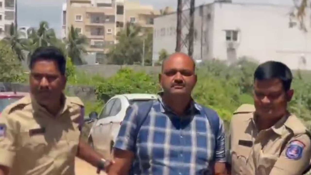 Cyberabad: Home Guard arrested for dragging woman by hair at Hafeezpet Railway Station (Photo/@CVAnandIPS) Cyberabad: Home Guard arrested for dragging woman by hair at Hafeezpet Railway Station (Photo/@CVAnandIPS)