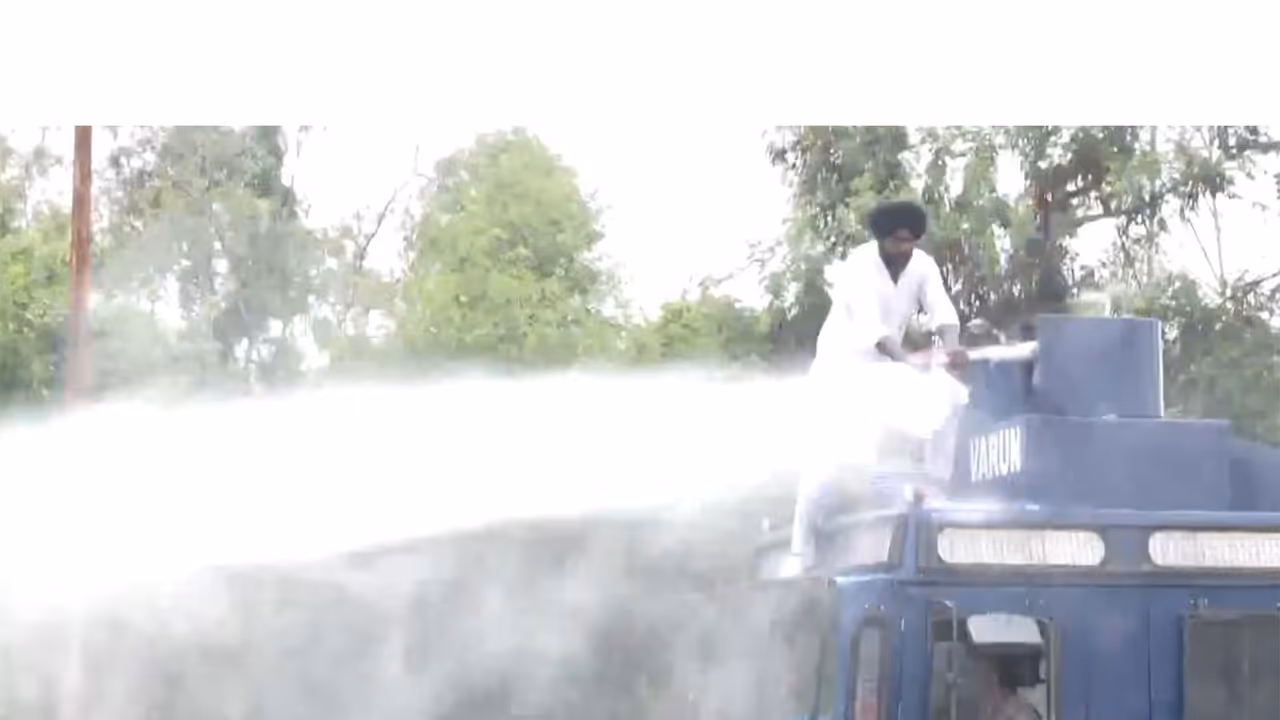 Akali Dal Waris Punjab De worker climbs over a water cannon vehicle during a protest (Photo/ANI) Akali Dal Waris Punjab De worker climbs over a water cannon vehicle during a protest (Photo/ANI)