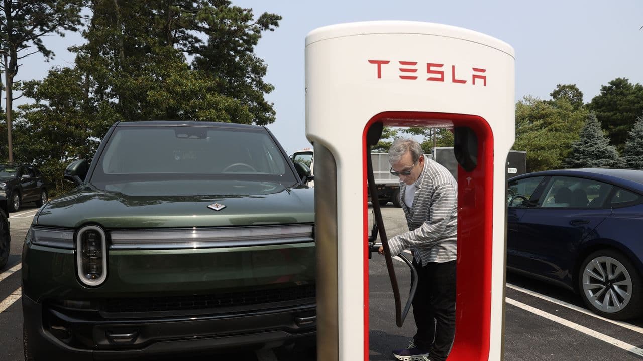 https://stocktwits.com/news articles/markets/equity/rivian r2 gets ross gerber s nod as he advises ditching gas to escape energy inflation/cZxf66WRBq8 https://stocktwits.com/news articles/markets/equity/rivian r2 gets ross gerber s nod as he advises ditching gas to escape energy inflation/cZxf66WRBq8