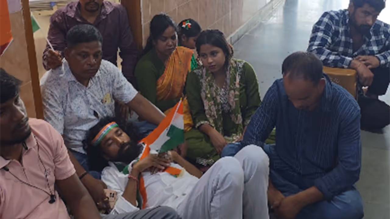 Devendra Mahto lying down at hospital floor after police stopped him from joining Tiranga Yatra (Photo:X@DevendraNathMa9) Devendra Mahto lying down at hospital floor after police stopped him from joining Tiranga Yatra (Photo:X@DevendraNathMa9)