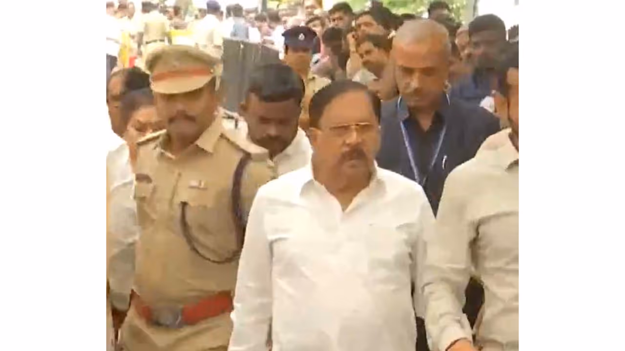 Karnataka Deputy CM G Parameshwara arrive at HD Devegowda's residence (Photo/ANI) Karnataka Deputy CM G Parameshwara arrive at HD Devegowda's residence (Photo/ANI)