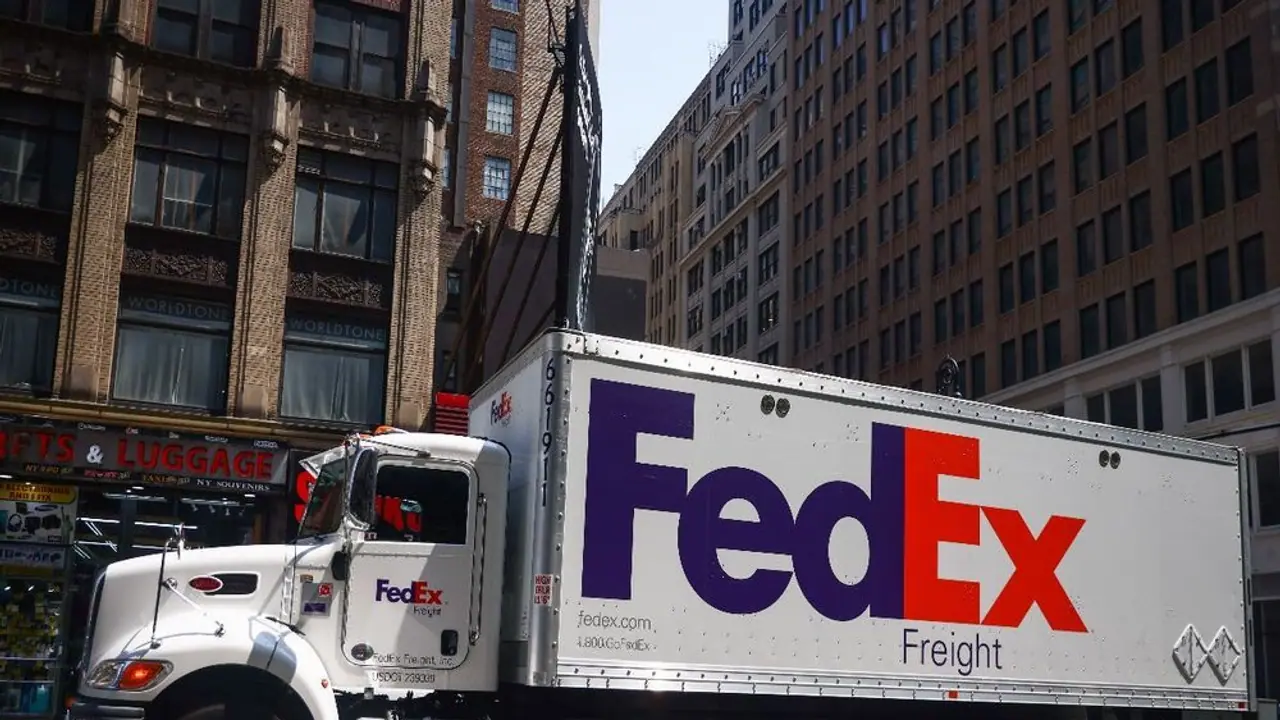 FedEx Stock Slips After 2025 Forecast Cut, Mixed Q3 Earnings: Retail Sees Recession Warnings FedEx Stock Slips After 2025 Forecast Cut, Mixed Q3 Earnings: Retail Sees Recession Warnings