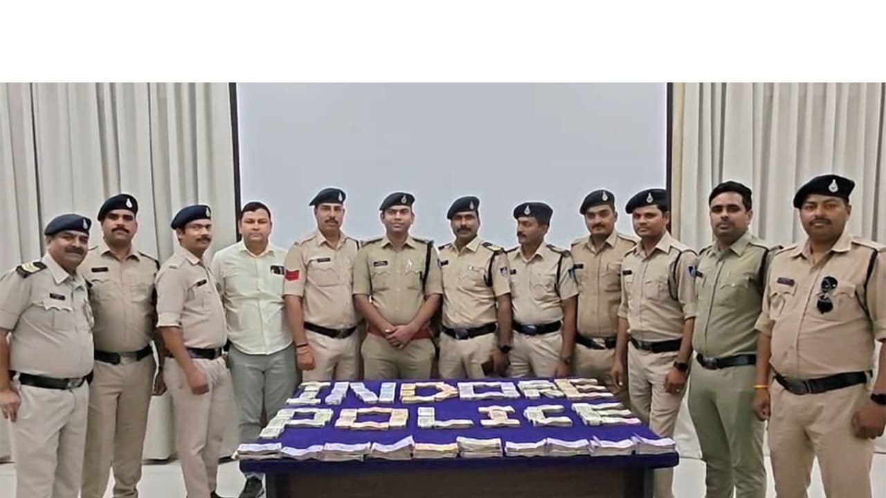 Police team with money recovered from the accused (Photo/ANI) Police team with money recovered from the accused (Photo/ANI)